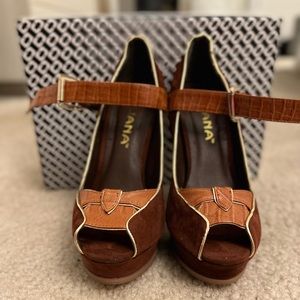 Womens Liliana Brown/Gold heels, size 7.5